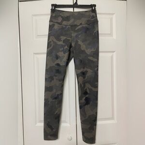 WHBM RUNWAY Camouflage Prints Leggings size 8